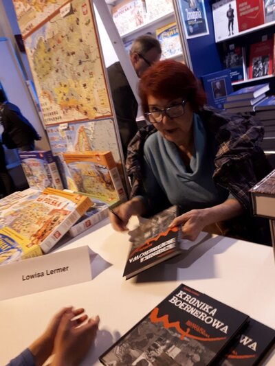 Lowisa Lermer podpisuje książkę „Kronika Boernerowa”. Fot. Katarzyna Dziedzic-Boboli (IPN)