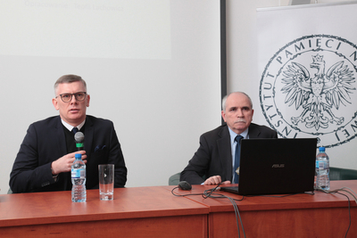 Od lewej: dr hab. Sławomir Cenckiewicz – wiceprzewodniczący Kolegium IPN, Teofil Lachowicz. Fot. Piotr Życieński (IPN)