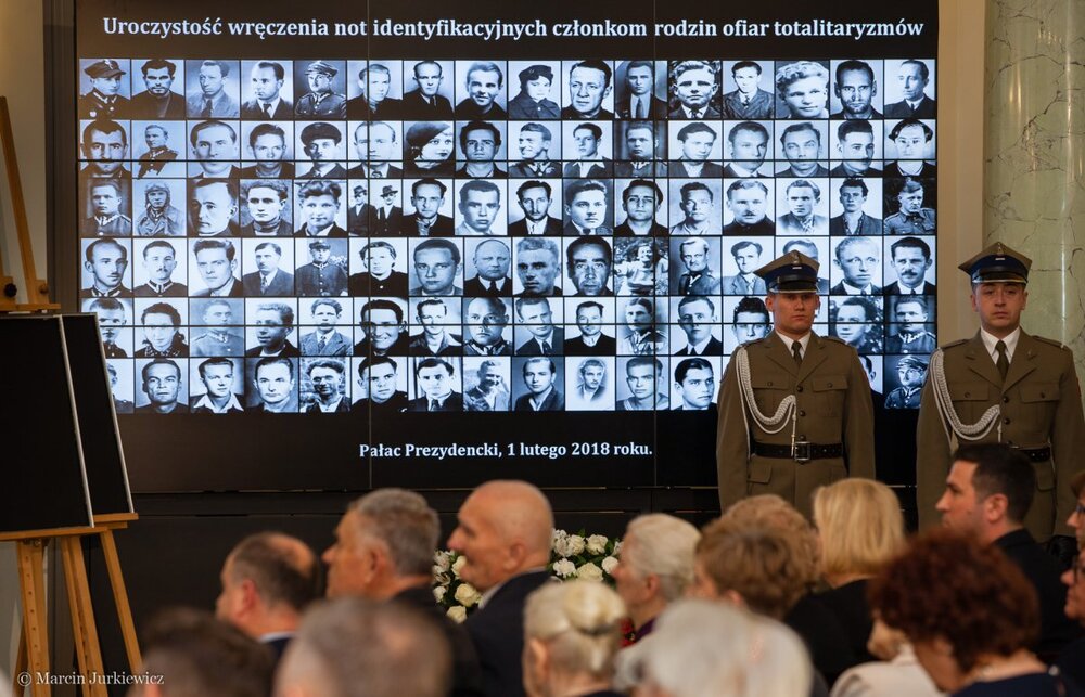 Wręczenie not identyfikacyjnych - Warszawa 01.02.2018. Fot. Marcin Jurkiewicz (IPN)