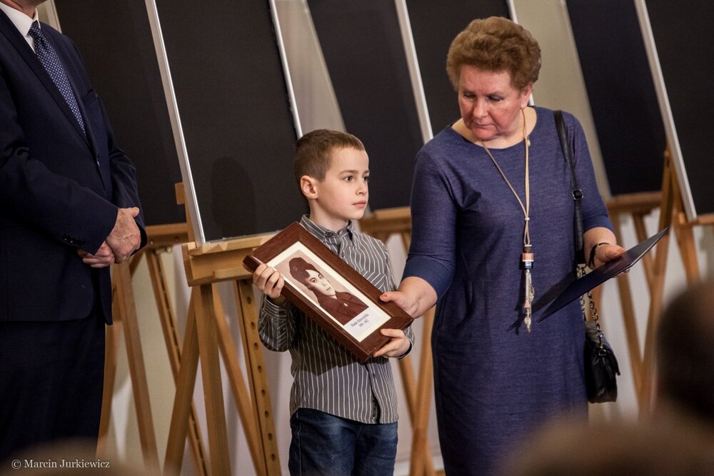 Wręczenie not identyfikacyjnych - Warszawa 01.02.2018. Fot. Marcin Jurkiewicz (IPN)