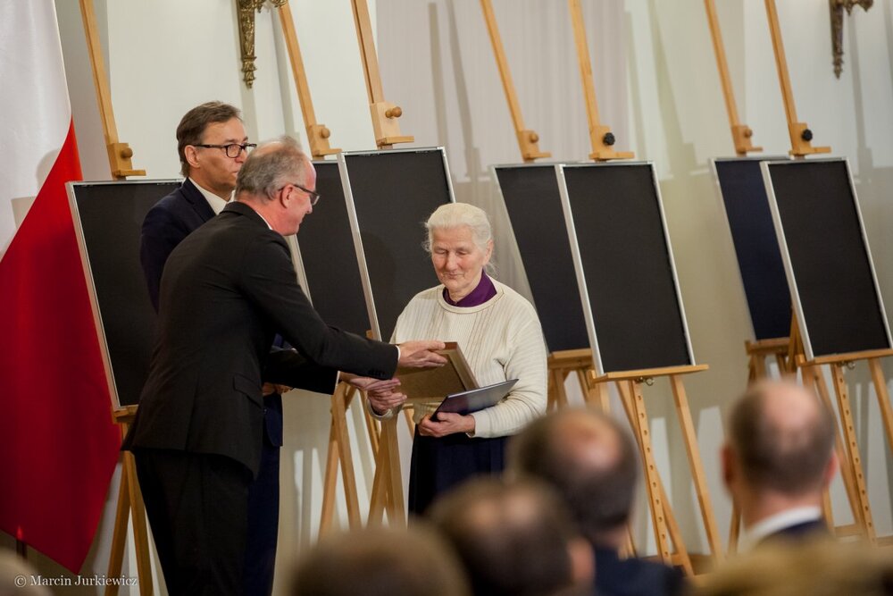 Wręczenie not identyfikacyjnych - Warszawa 01.02.2018. Fot. Marcin Jurkiewicz (IPN)
