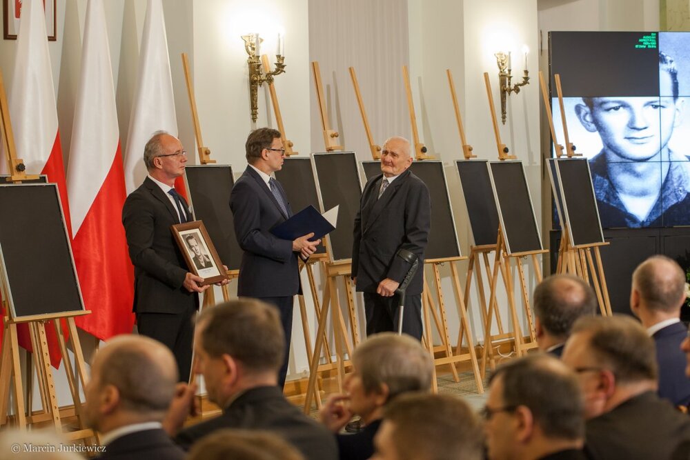 Wręczenie not identyfikacyjnych - Warszawa 01.02.2018. Fot. Marcin Jurkiewicz (IPN)