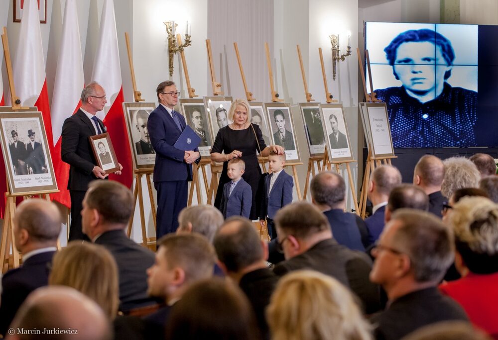 Wręczenie not identyfikacyjnych - Warszawa 01.02.2018. Fot. Marcin Jurkiewicz (IPN)