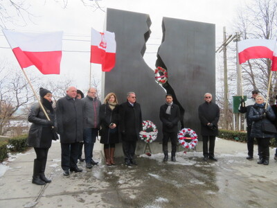 Delegacja IPN w Kanadzie – 14–17 lutego 2018. Złożenie kwiatów pod Pomnikiem Katyńskim w Toronto.
