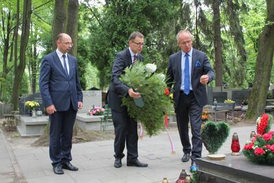Prezes IPN Jarosław Szarek wraz ze swoimi zastępcami Mateuszem Szpytmą i Krzysztofem Szwagrzykiem przy grobie płk. Szendzielarza