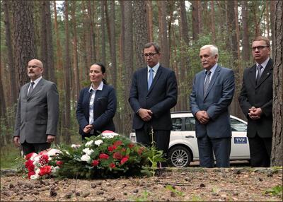 Złożenie kwiatów na symbolicznym grobie bł. s. Alicji Kotowskiej, męczennicy, rozstrzelanej w lasach piaśnickich