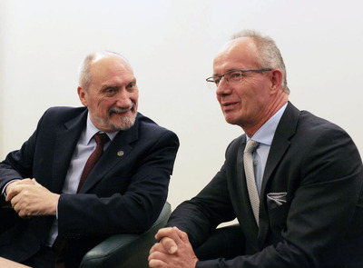 Minister obrony Antoni Macierewicz i wiceprezes IPN Krzysztof Szwagrzyk