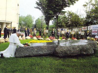 Papież Jan Paweł II modli się przy grobie ks. Jerzego Popiełuszki podczas swojej pielgrzymki do Polski w 1987 r.