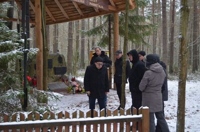 Specjaliści z IPN pod pomnikiem ku czci ofiar zbrodni w Kąkolewnicy – 29 listopada 2016