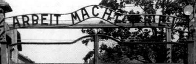 Brama KL Auschwitz i napis „Arbeit Macht Frei” (Praca czyni wolnym)...