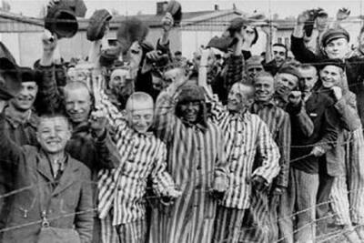 Wyzwoleni przez US Army więźniowie KL Dachau