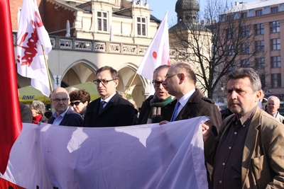 Marsz ku czci ofiar katastrofy smoleńskiej pod Krzyż Katyński w Krakowie