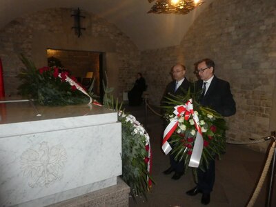 Przy sarkofagu pary prezydenckiej – Lecha i Marii Kaczyńskich na Wawelu