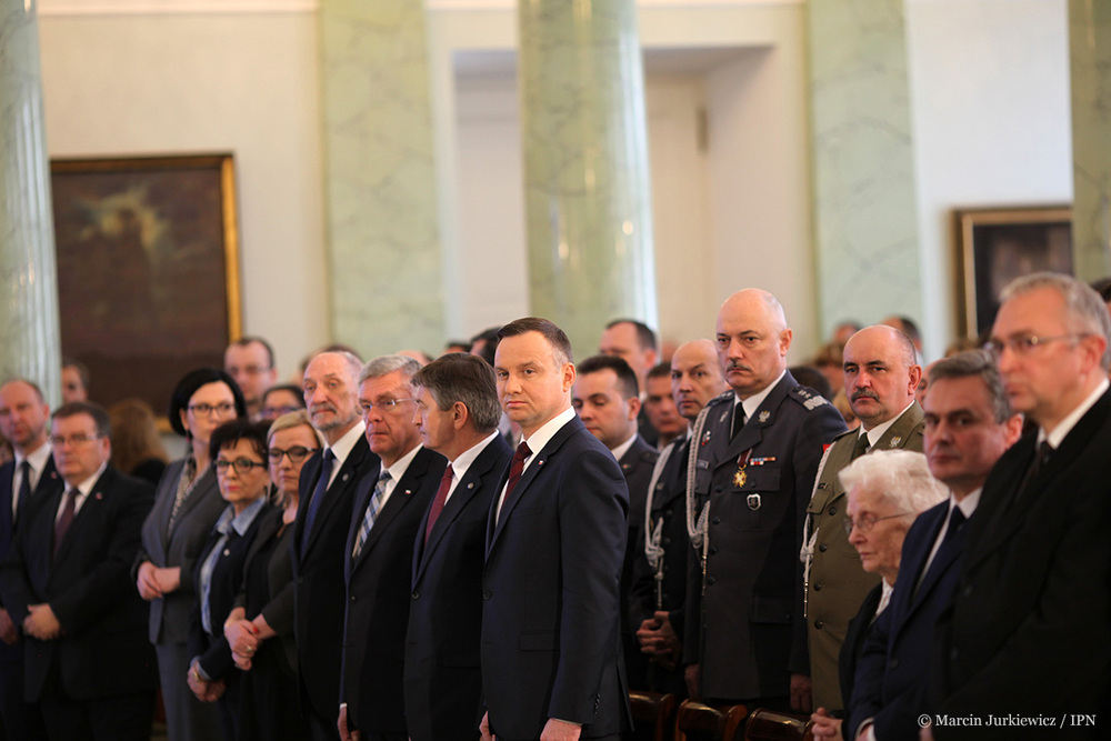 Wręczenie not identyfikacyjnych rodzinom ofiar totalitaryzmów – Warszawa, 21 kwietnia 2017 (Fot. Marcin Jurkiewicz / IPN)