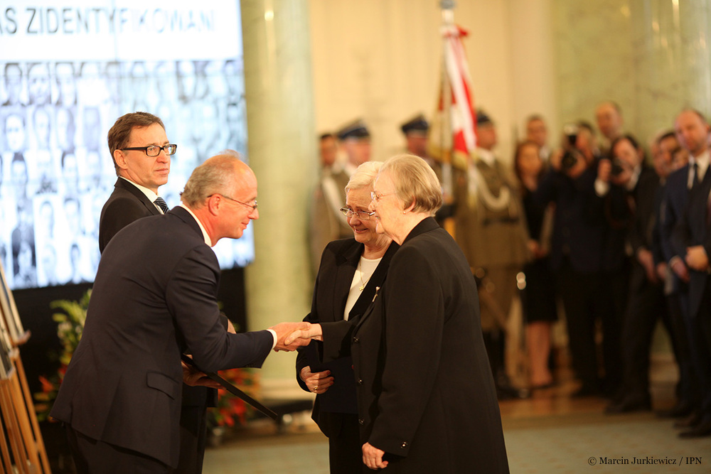 Wręczenie not identyfikacyjnych rodzinom ofiar totalitaryzmów – Warszawa, 21 kwietnia 2017 (Fot. Marcin Jurkiewicz / IPN)