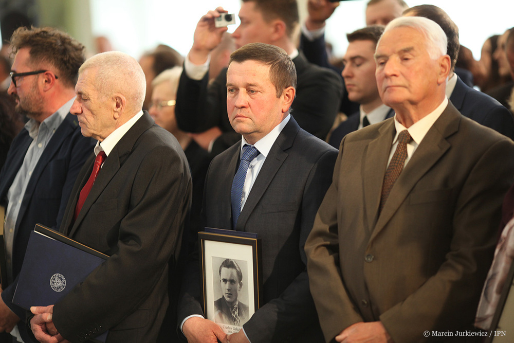 Wręczenie not identyfikacyjnych rodzinom ofiar totalitaryzmów – Warszawa, 21 kwietnia 2017 (Fot. Marcin Jurkiewicz / IPN)