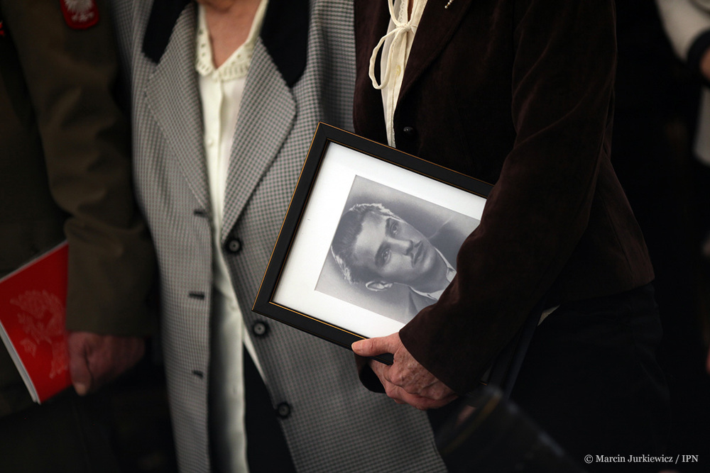 Wręczenie not identyfikacyjnych rodzinom ofiar totalitaryzmów – Warszawa, 21 kwietnia 2017 (Fot. Marcin Jurkiewicz / IPN)