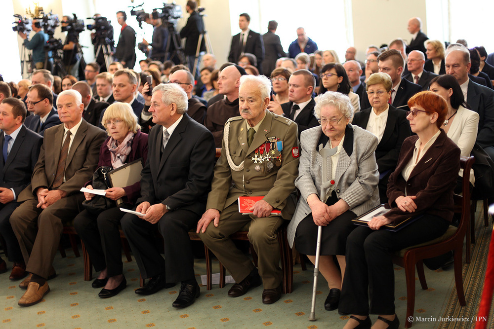 Wręczenie not identyfikacyjnych rodzinom ofiar totalitaryzmów – Warszawa, 21 kwietnia 2017 (Fot. Marcin Jurkiewicz / IPN)