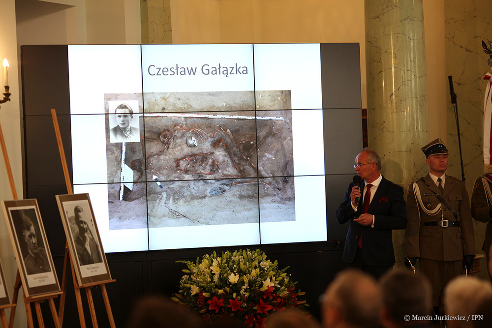 Wręczenie not identyfikacyjnych rodzinom ofiar totalitaryzmów – Warszawa, 21 kwietnia 2017 (Fot. Marcin Jurkiewicz / IPN)