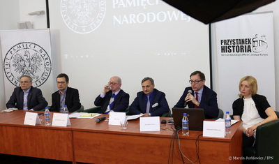 Od lewej: Piotr Zaremba, Jan Wróbel, prof. Włodzimierz Suleja, Maciej Kopeć, dr Jarosław Szarek, Katarzyna Maniewska