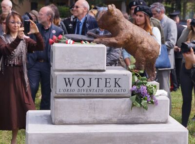 Odsłonięcie pomnika niedźwiedzia Wojtka na skwerze gen. Andersa w Imoli 19 kwietnia 2015 r. Fot. Adam Siwek