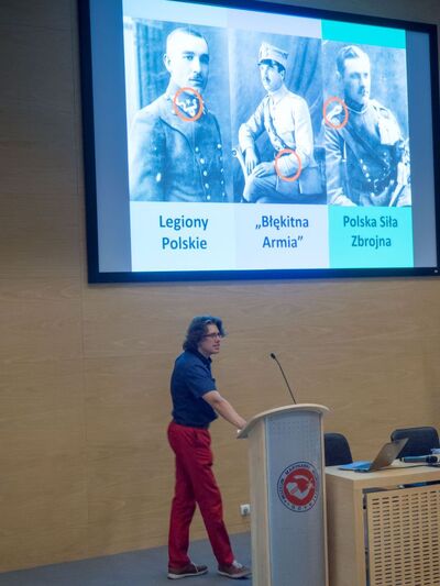 Dr Tomasz Ginter prezentuje historię munduru w II RP