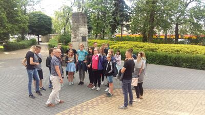 Laureaci projektu edukacyjnego „Sejm Dzieci i Młodzieży” zwiedzają miejsca pamięci