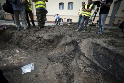 Na terenie więzienia przy ul. Rakowieckiej odnaleziono pierwsze szczątki ofiar zbrodni. Fot. Marta Brzozowska-Smolańska (IPN)