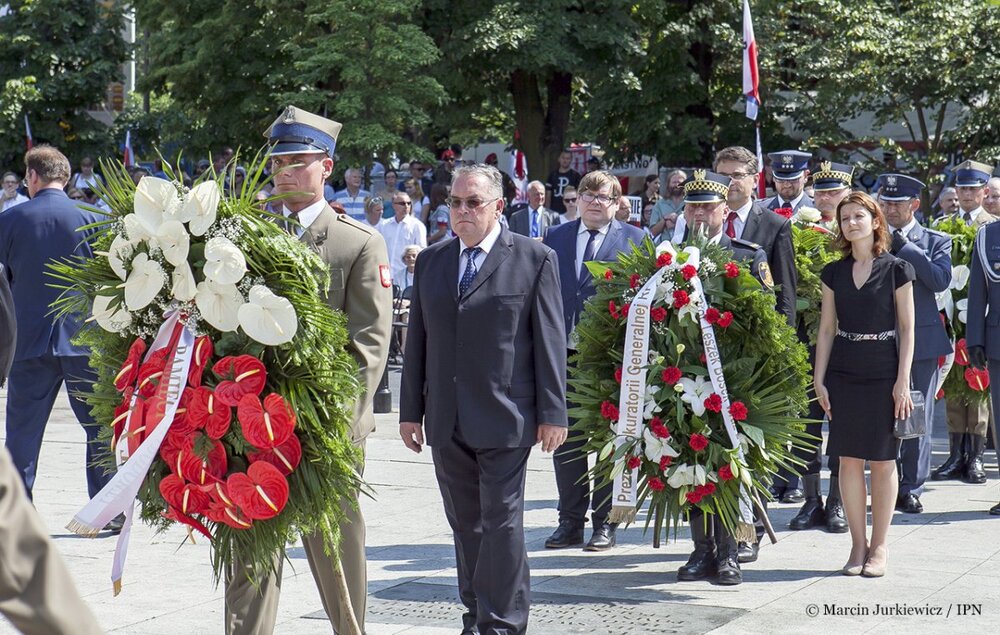 Uroczystości przy pomniku Polskiego Państwa Podziemnego i Armii Krajowej. Wiceprezes IPN Jan Baster. Fot. Marcin Jurkiewicz / IPN
