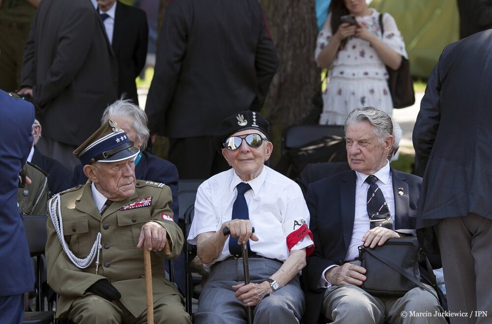Uroczystości przy pomniku Polskiego Państwa Podziemnego i Armii Krajowej. Fot. Marcin Jurkiewicz / IPN