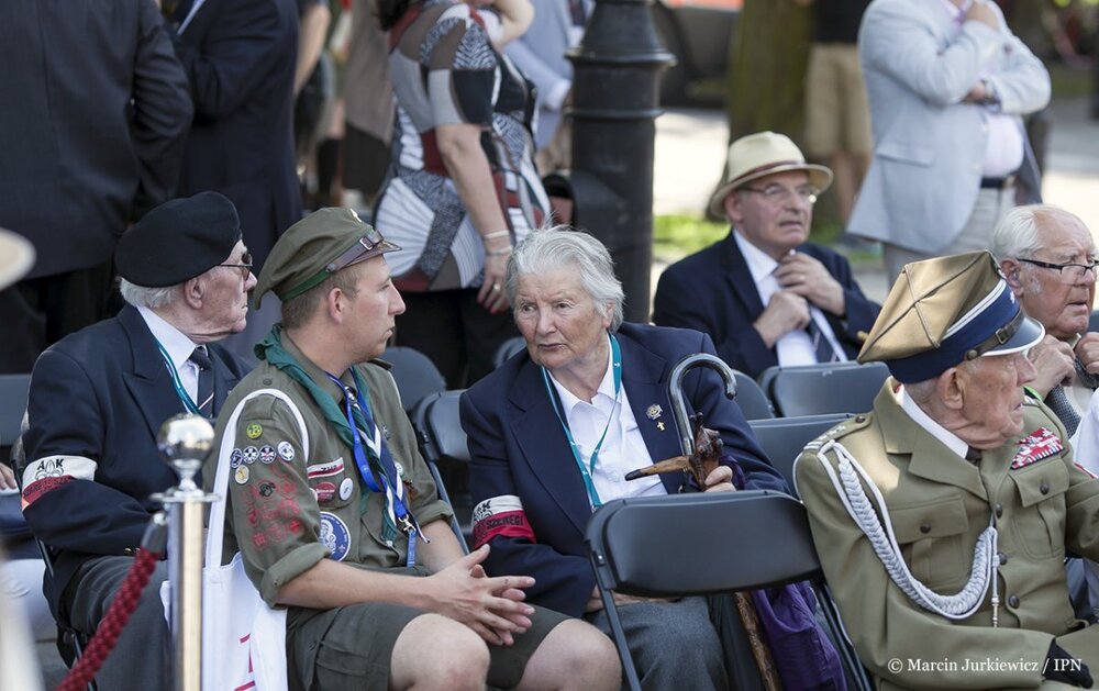 Uroczystości przy pomniku Polskiego Państwa Podziemnego i Armii Krajowej. Fot. Marcin Jurkiewicz / IPN