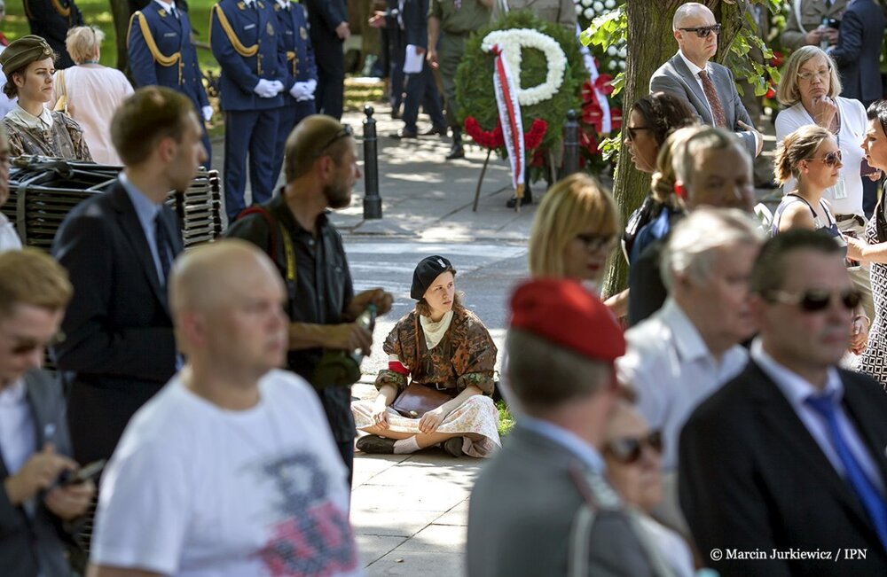 Uroczystości przy pomniku Polskiego Państwa Podziemnego i Armii Krajowej. Fot. Marcin Jurkiewicz / IPN