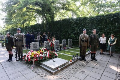 Przy grobie gen. Antoniego Chruściela „Montera” na Cmentarzu Wojskowym na Powązkach. Fot. Sławomir Kasper (IPN)