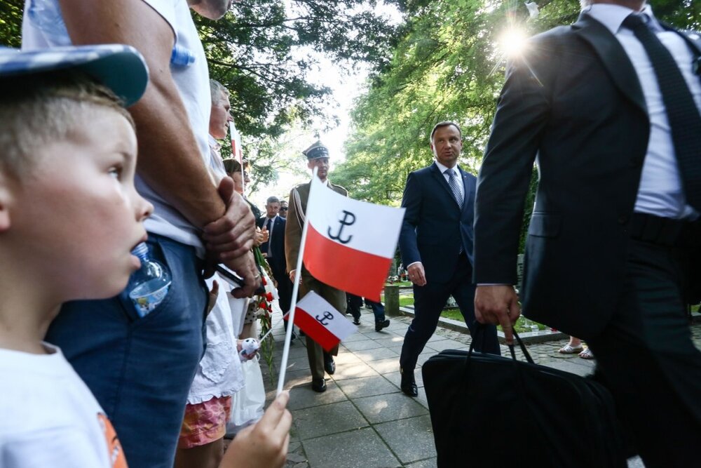Przy grobie gen. Antoniego Chruściela „Montera” na Cmentarzu Wojskowym na Powązkach. Fot. Sławomir Kasper (IPN)
