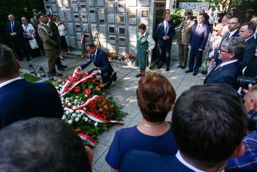 Przy grobie gen. Antoniego Chruściela „Montera” na Cmentarzu Wojskowym na Powązkach. Obok prezydenta Andrzeja Dudy córka gen. Chruściela, Jadwiga Chruściel. Fot. Sławomir Kasper (IPN)