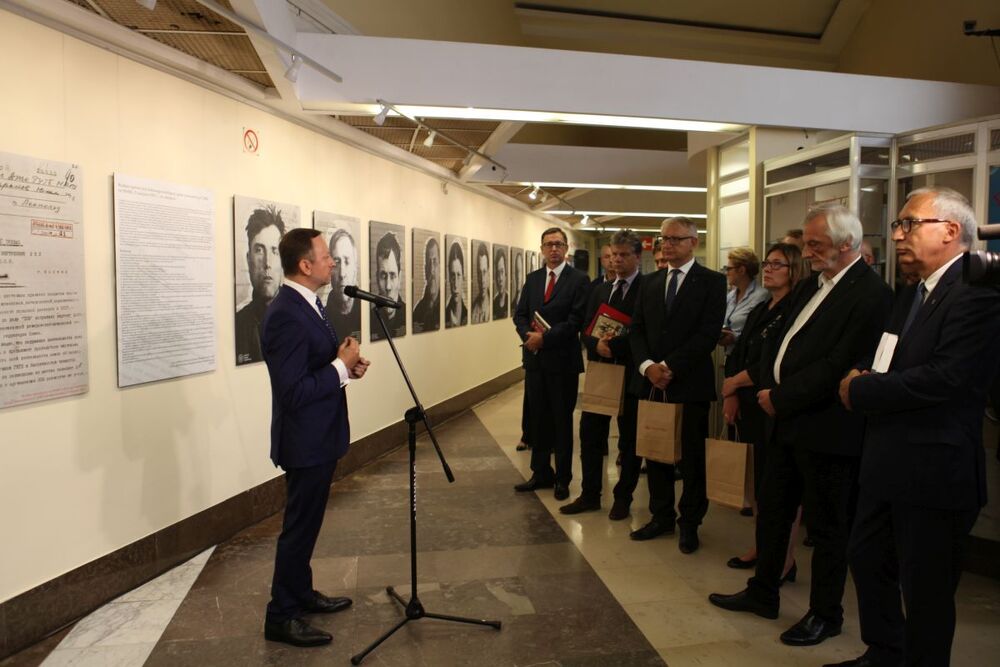 Otwarcie wystawy IPN „Ofiary zbrodni...” w Głównym Urzędzie Poczty Polskiej w Warszawie. Przemawia Grzegorz Kurdziel – członek Zarządu Poczty Polskiej SA. Fot. Inga Budweil (IPN)