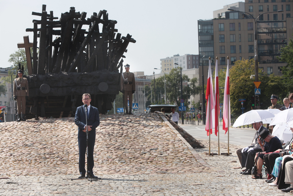 Uroczystość pod pomnikiem Poległym i Pomordowanym na Wschodzie – 11 sierpnia 2017. Wystąpienie prezesa IPN Jarosława Szarka. Fot. Piotr Życieński (IPN)