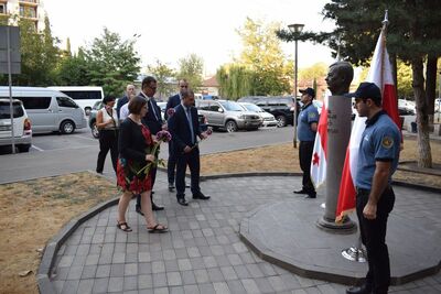 Tbilisi. Delegacja Instytutu i rektor Akademii Policyjnej składają kwiaty przy pomniku Lecha Kaczyńskiego