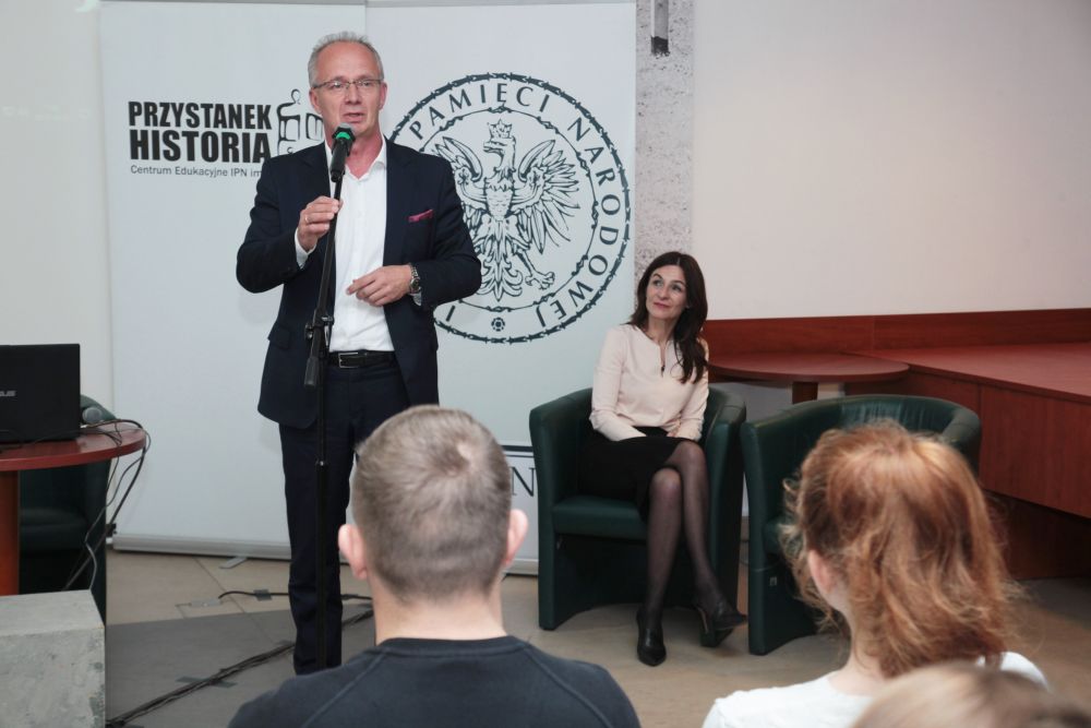 Projekt „Łączka i inne miejsca poszukiwań” – spotkanie inauguracyjne: wiceprezes IPN prof. Krzysztof Szwagrzyk i Justyna Skowronek – dyrektor Biura Edukacji Narodowej IPN. Fot Piotr Życieński (IPN)