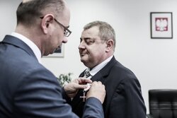 Wiceprezes IPN dr Mateusz Szpytma wręczył Krzyż Wolności i Solidarności Andrzejowi Jasionowskiemu. Fot. Sławomir Kasper/IPN