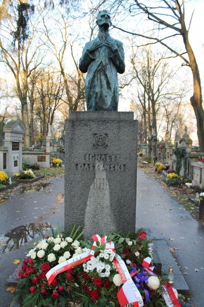 Kwiaty na grobie Ignacego Daszyńskiego na Cmentarzu Rakowickim w Krakowie – 11 listopada 2017