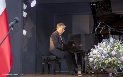 Spotkaniu w Belwederze towarzyszył koncert w wykonaniu pianisty i kompozytora Tomasza Trzcińskiego. Fot. Marcin Jurkiewicz (IPN)