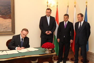 Dr. Łukasz Kamiński, the President of the IPN signing the founding document (photograph: www.vlada.cz)