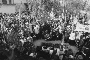Crowds and banners with "Solidarity" signs.