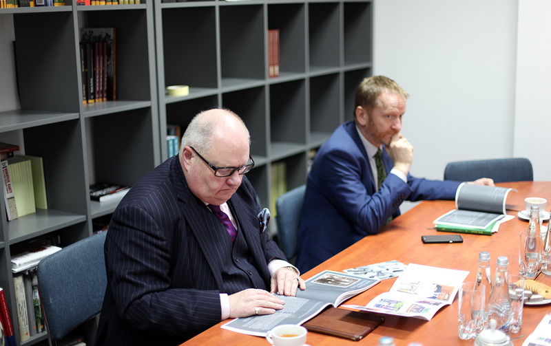 Sir Eric Pickles and Christopher Thompson from the British Embassy in Warsaw (fot. Marcin Jurkiewicz/IPN)