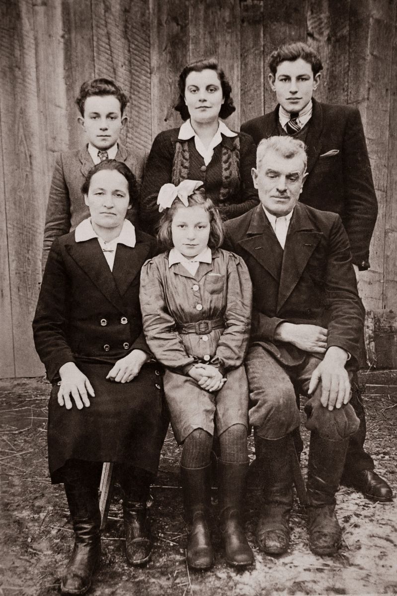 The Szylar family. Sitting: Antoni Szylar with his wife Dorota (née Szpytma) and their daughter Janina Szylar-Kłuz. Standing from the left, the Szylars’ children: Franciszek, Helena Szylar-Kielar and Eugeniusz. Collection of IPN Rzeszów