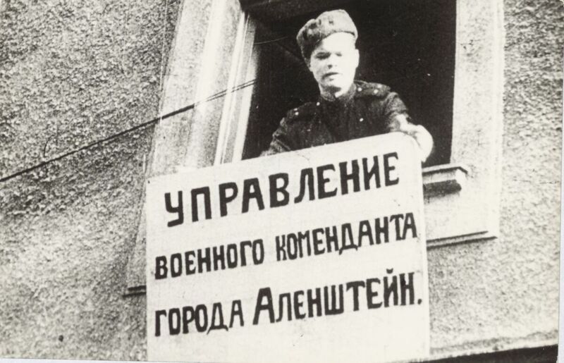 A Red Army soldier installs a plaque indicating the seat of the wartime commandant of the town of Allenstein (Olsztyn), 1945. Photo from the collection of the Wojciech Kętrzynski Northern Institute in Olsztyn