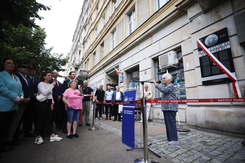 The official unveiling of a commemorative plaque devoted to Perec and Samuel Willenberg took place at 60 Marszałkowska Street in Warsaw, on 1 August 2023, the 79th anniversary of the outbreak of the Warsaw Uprising.