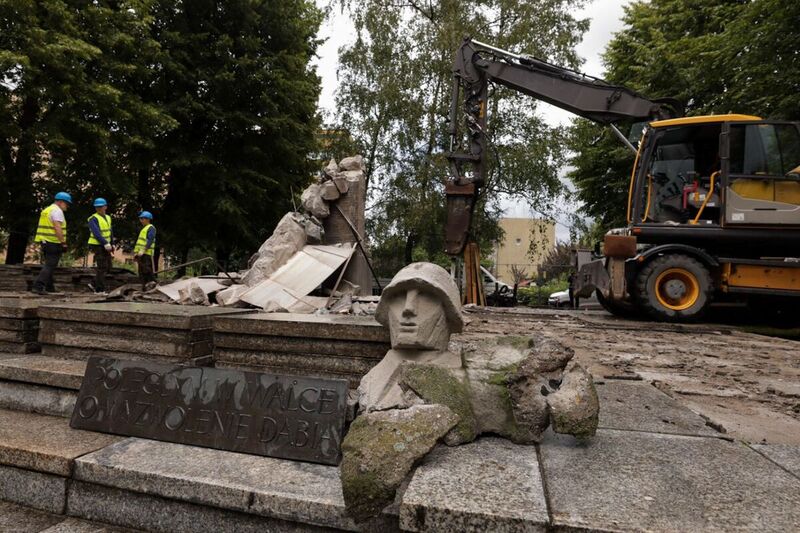 The dismantling of yet another monument commemorating the Red Army, Szczecin 3 August 2023; Photo: Mikołaj Bujak IPN