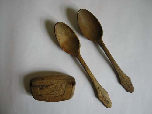 Wooden cigarette case and wooden spoons made in labor camps by Jan Serete. Jan Serete was a sculptor, well known in Upper Silesia. The items belong to Biliana Holewik